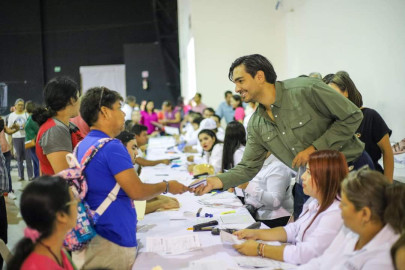 Entrega Gobierno de Reynosa tarjetas de Becas a rezagados