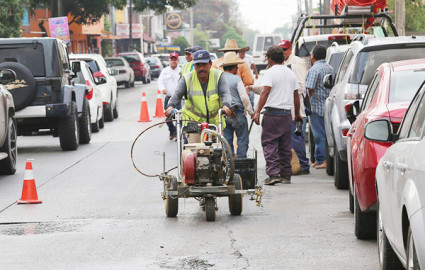 Refuerzan el bacheo de calles en Madero