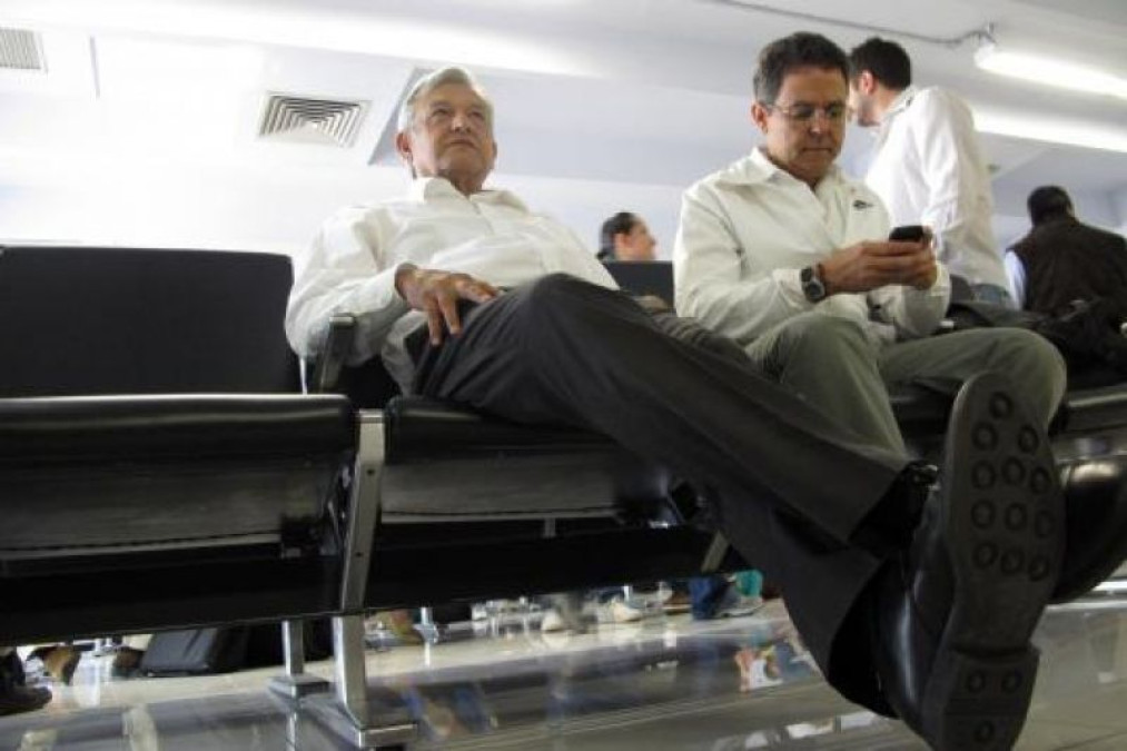 Revisan de manera especial a pasajeros que comparten vuelo con AMLO en Sinaloa