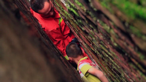 Rescatan en China a niño atrapado entre dos paredes 