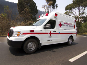 Mujer pierde el control de su auto y cae a barranco con 2 menores 