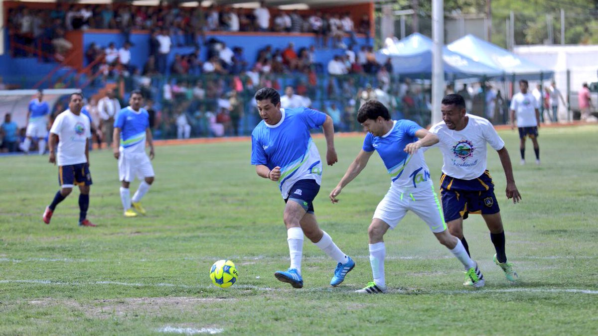 Juega Cabeza de Vaca fútbol en Aniversario de Xicotémcatl