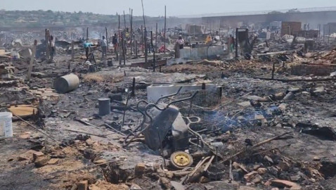 Incendio en Sudáfrica deja 3 muertos y unas mil personas sin hogar