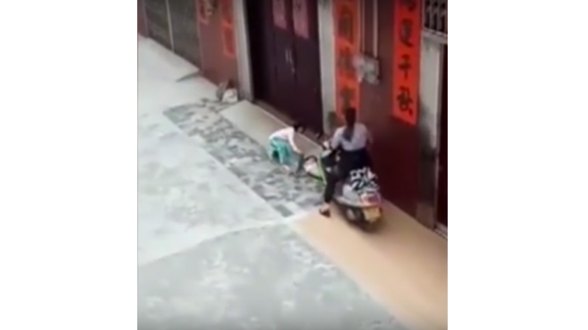 Atropella con una moto a su nieta de seis años para “asustarla”