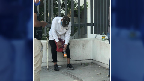 Acceso limitado a hospital orilla a paciente a drenar sonda en vía pública
