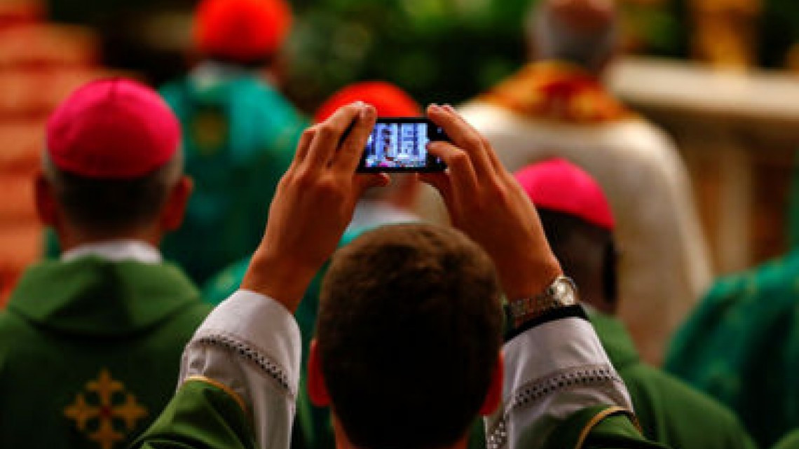 Papa Francisco se manifiesta en contra de los celulares durante misa 