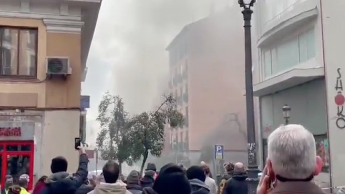 Fuerte explosión derrumba parte de un edificio en el centro de Madrid 