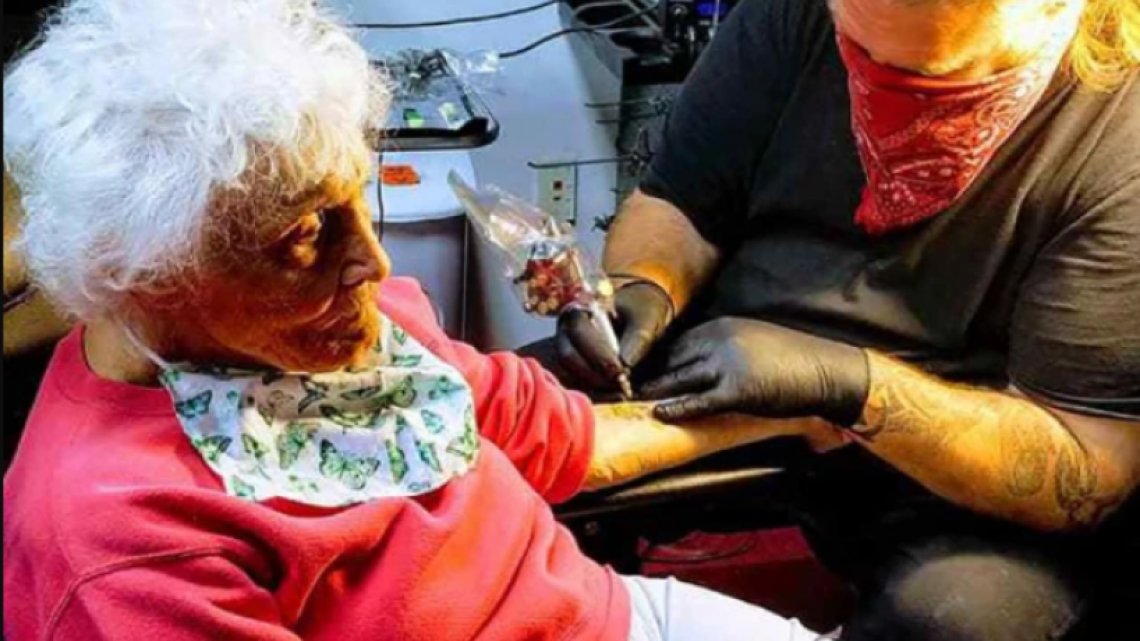 Abuelita se hace su primer tatuaje tras salir de cuarentena