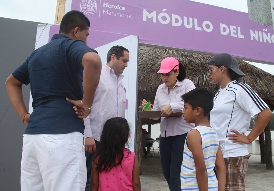 Continua colocación de pulseras para menores