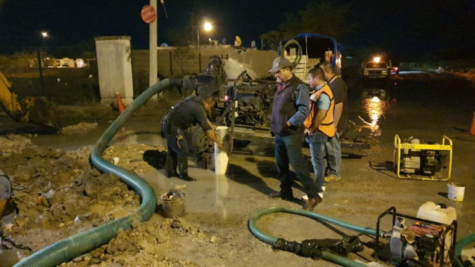 Gasera rompe tubo y JAD repara el daño en Fraccionamiento CIMA 3