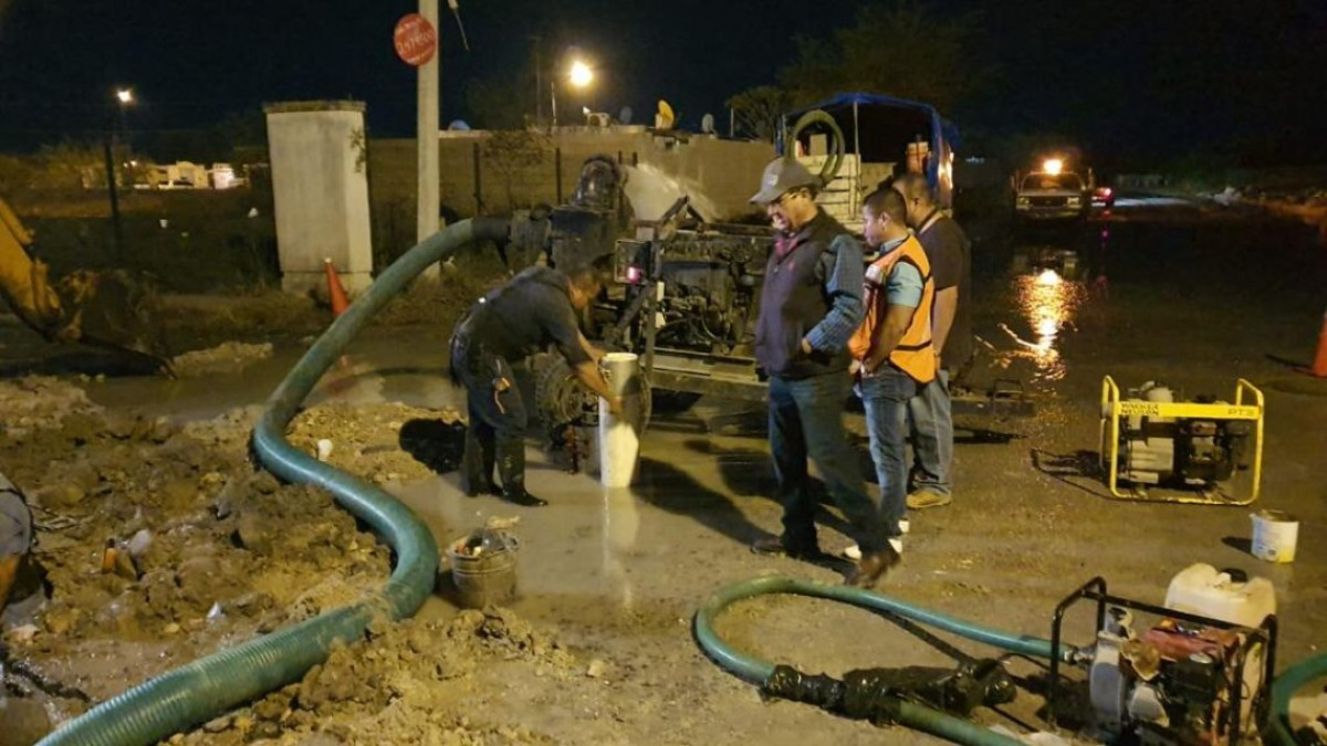 Gasera rompe tubo y JAD repara el daño en Fraccionamiento CIMA 3