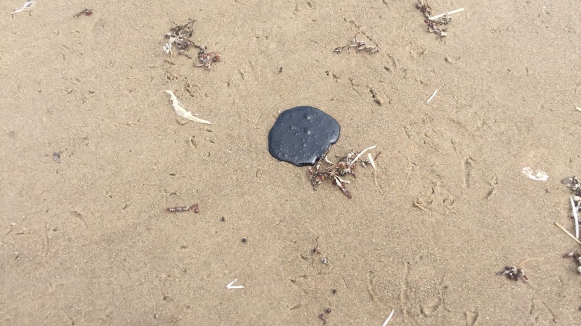 Aparecen manchas de chapopote en la playa Bagdad