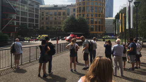 Joven lanza a niño desde décimo piso de un museo de Londres