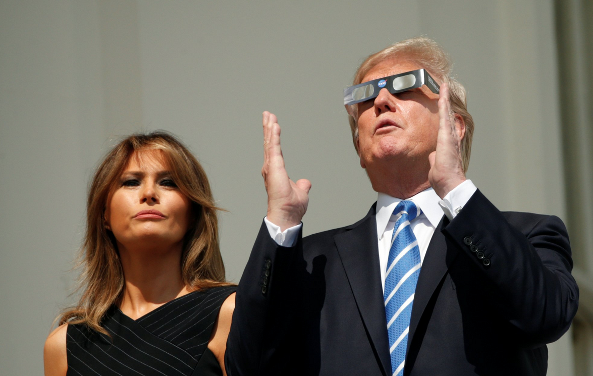 Trump mira eclipse sin protección