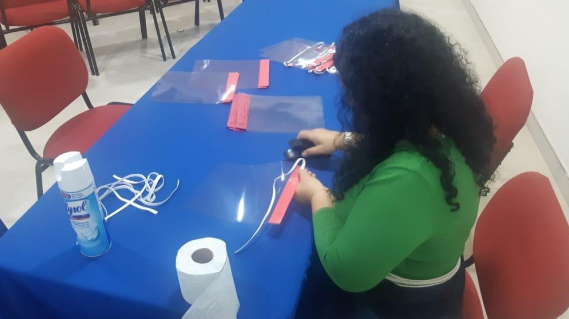 Cristianos elaboran y donan mascarillas a personal médico