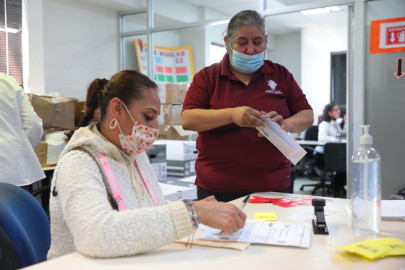 Inicia entrega de tarjetas bancarias de becas UNE para rezagados