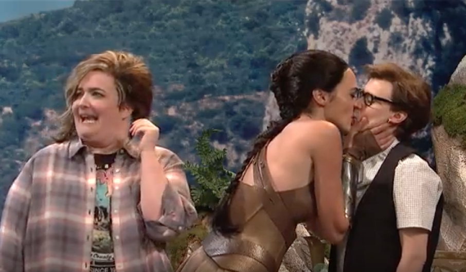 Gal Gadot besa a otra chica en parodia de “Wonder Woman”