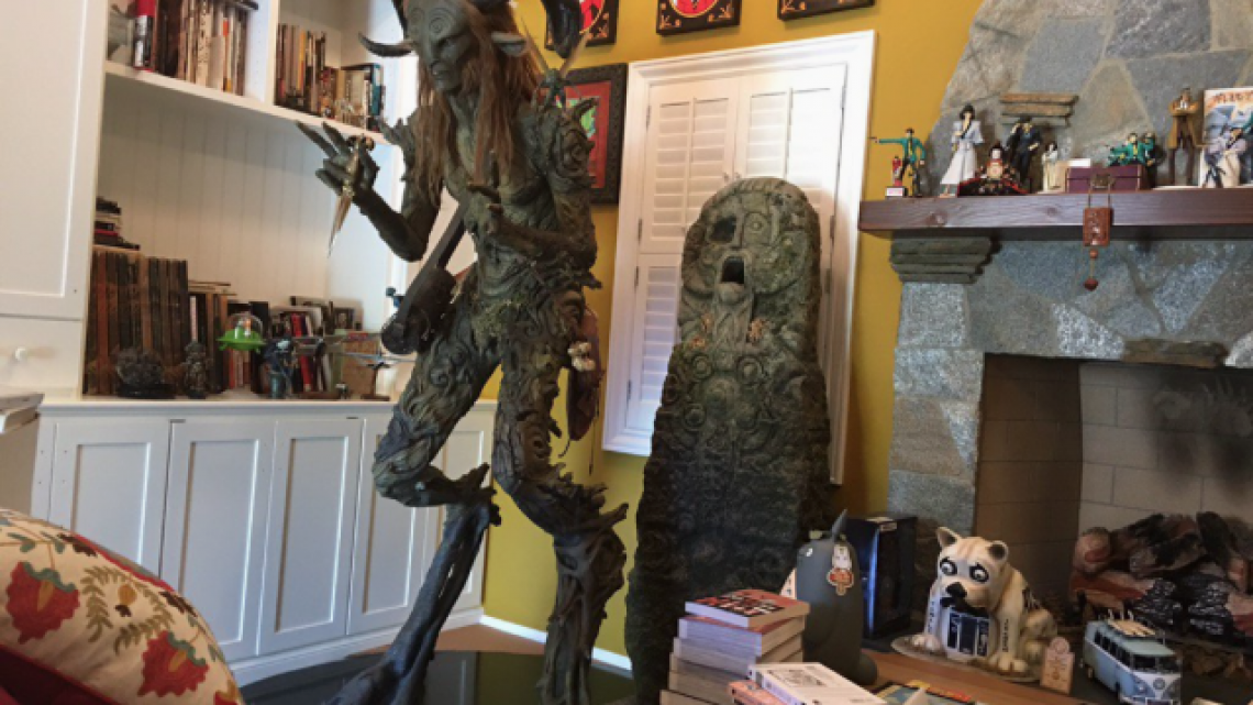 Guillermo del Toro presume sus colecciones