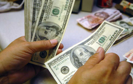 El dólar se cotiza en 17.70 pesos en los centros cambiarios