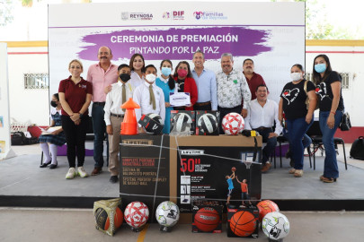 Premia Ayuntamiento a jóvenes ganadores del Concurso Pintando por la Paz 