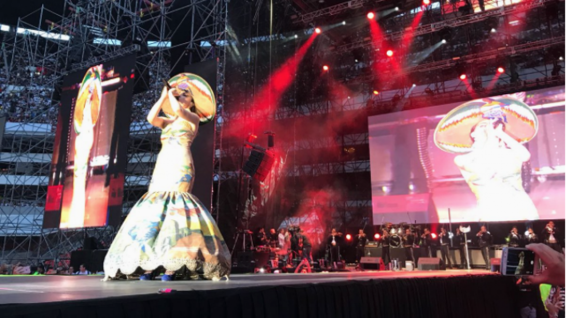Belinda presentándose en el AMLO Fest