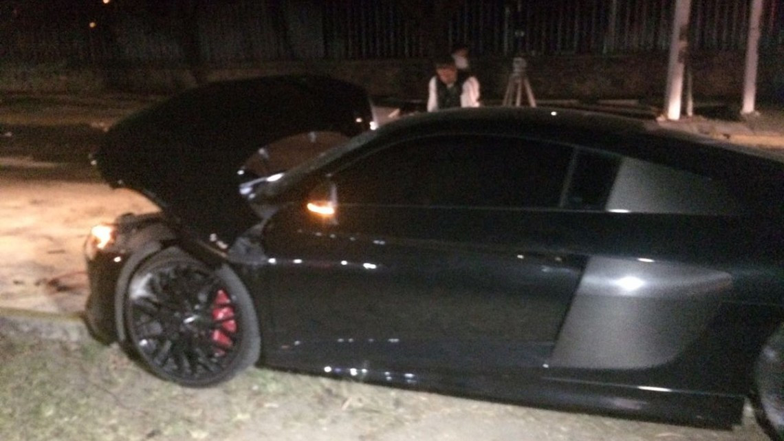 Alan Pulido estampa lujoso auto en Guadalajara