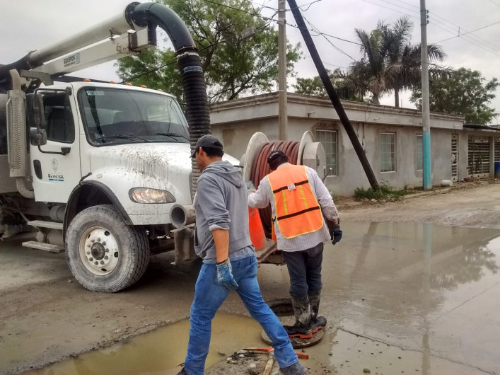 COMAPA limpia y sondea drenajes en la Juárez y Balcones de Alcalá
