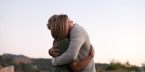 Mujer paga 80 dólares por una hora de abrazos