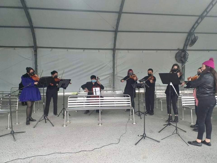 Reciben a paisanos con ambiente mexicano y música de cámara 