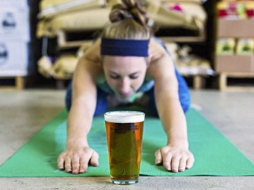 Si te gusta la cerveza y el yoga, este método es para ti