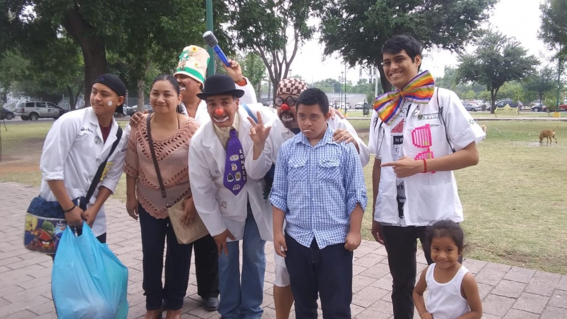 Llevan juguetes a niños enfermos