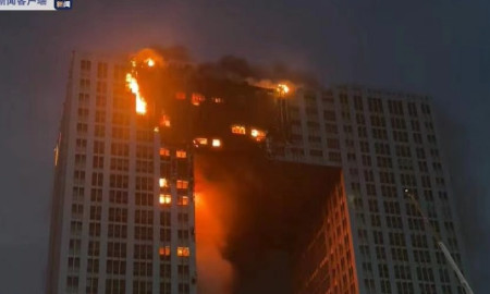 Se registra fuerte incendio en edificio de 31 pisos en China