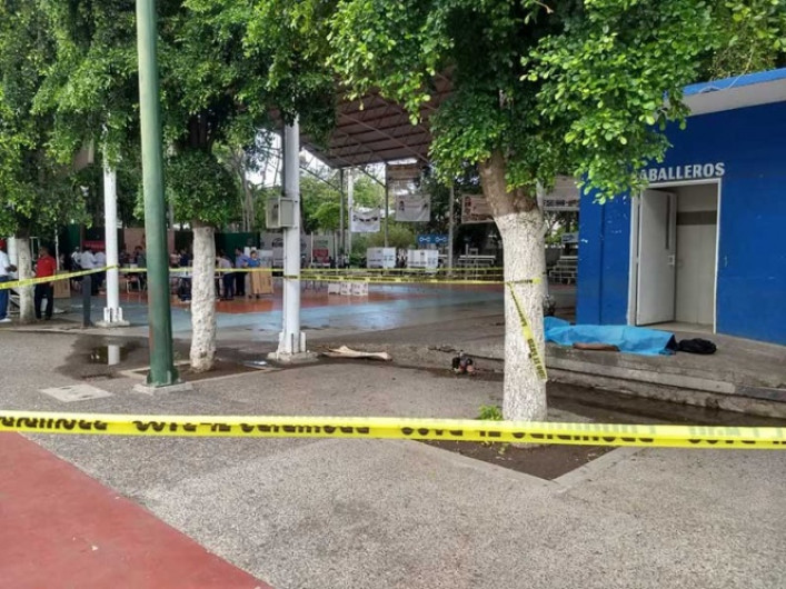 Hombre muere por infarto junto a casilla