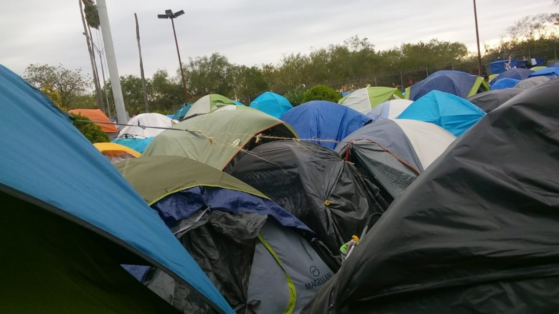 A pesar del frio migrantes quieren quedarse en explanada del Puente Nuevo