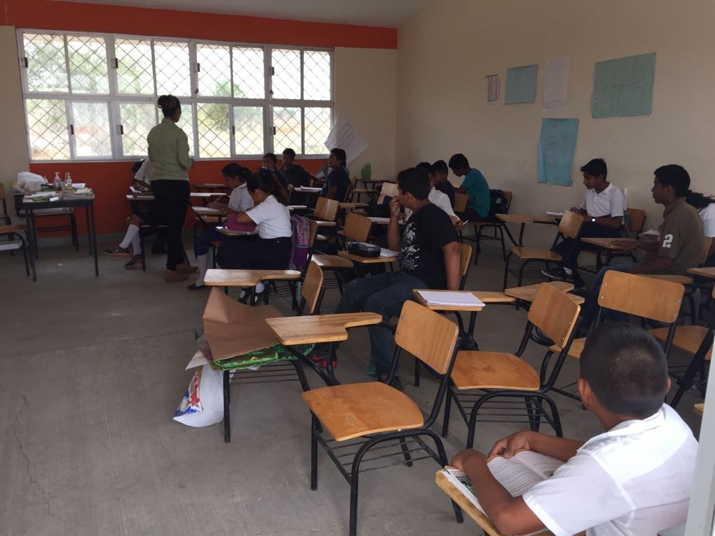 Entregan becas municipales a estudiantes