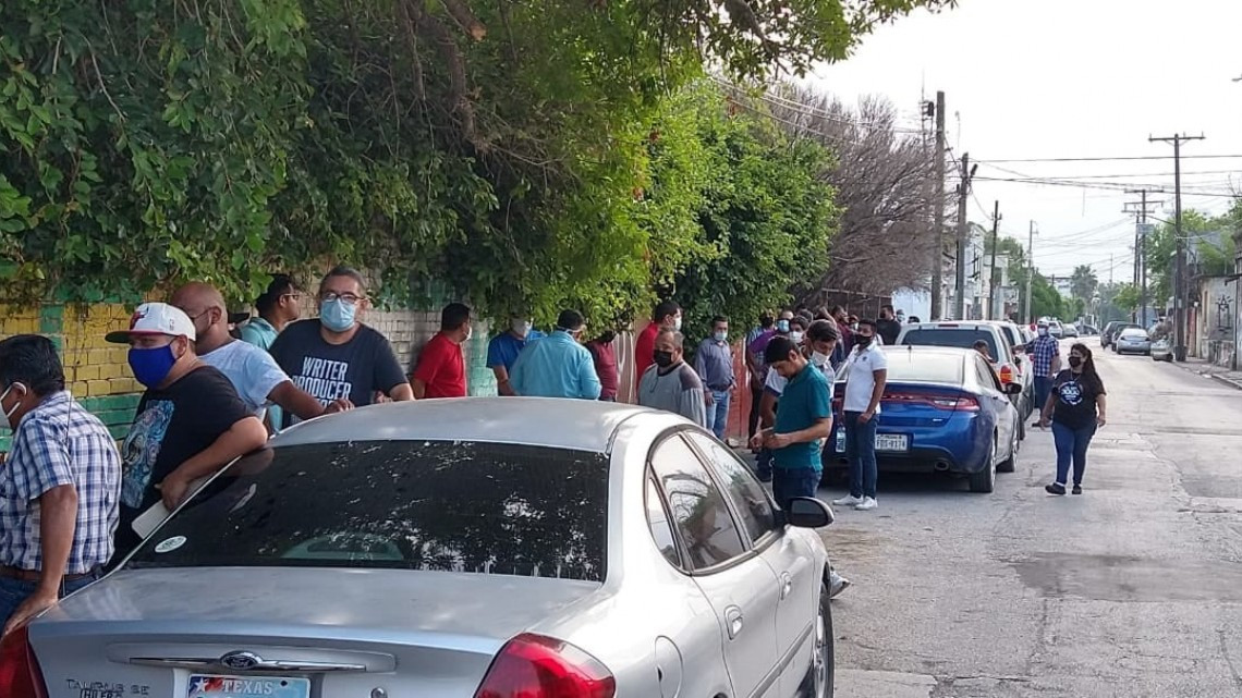 SJOIIM abre bolsa de trabajo, cientos abarrotan edificio sindical de Matamoros