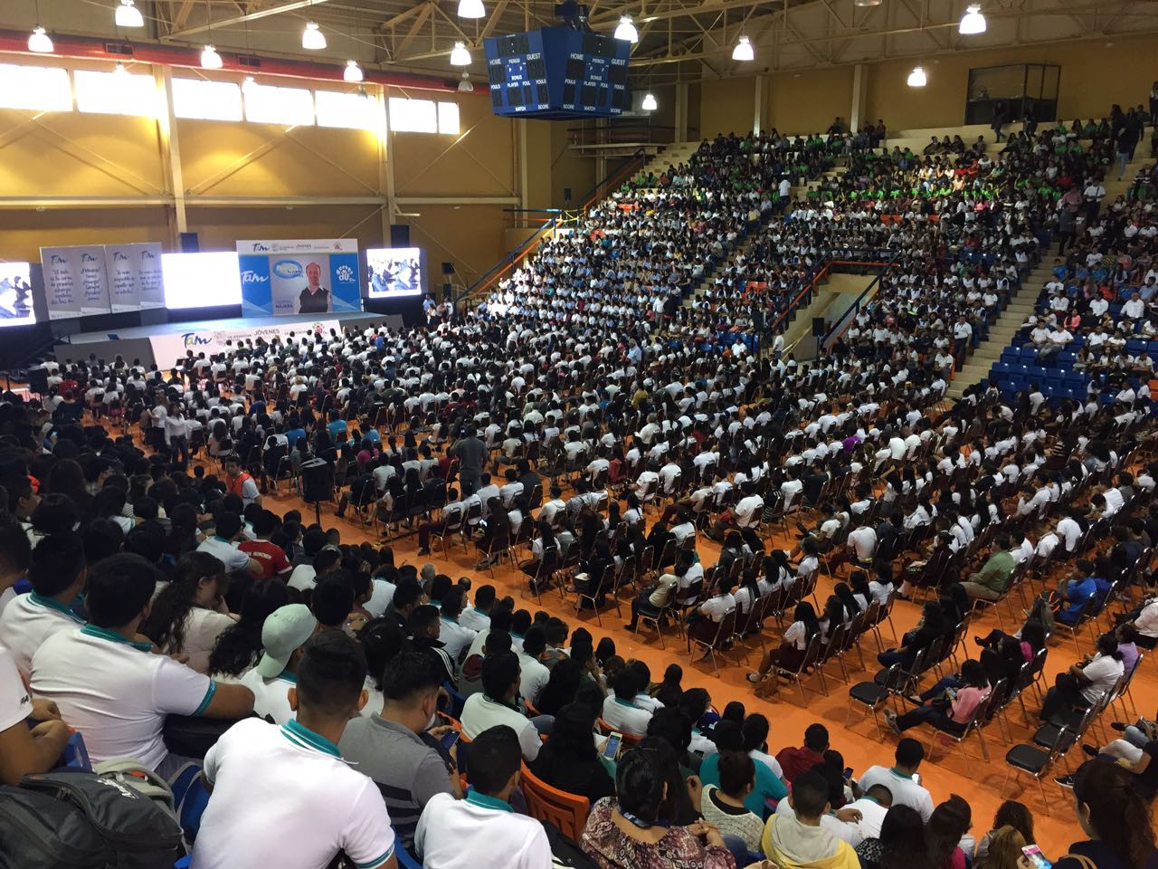 Mas de 5 mil jóvenes escucharon al conferencista Gabriel Nájera