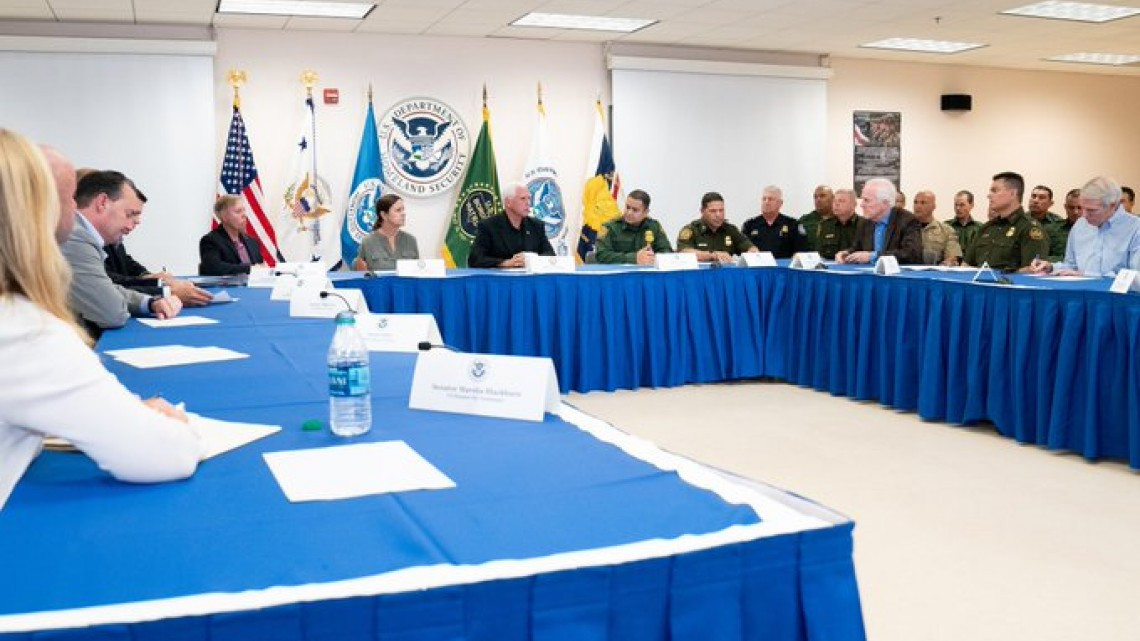 Mike Pence visita McAllen, Texas para atender crisis migratoria