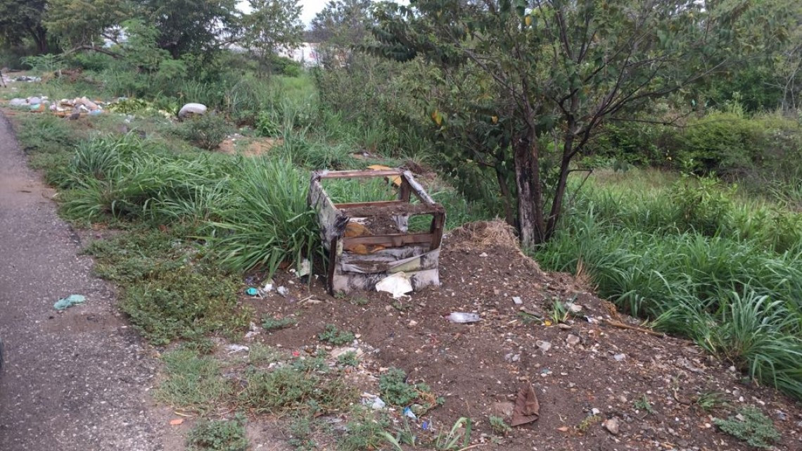 Desechos urbanos en canales pluviales amenazan el patrimonio de cientos de familias