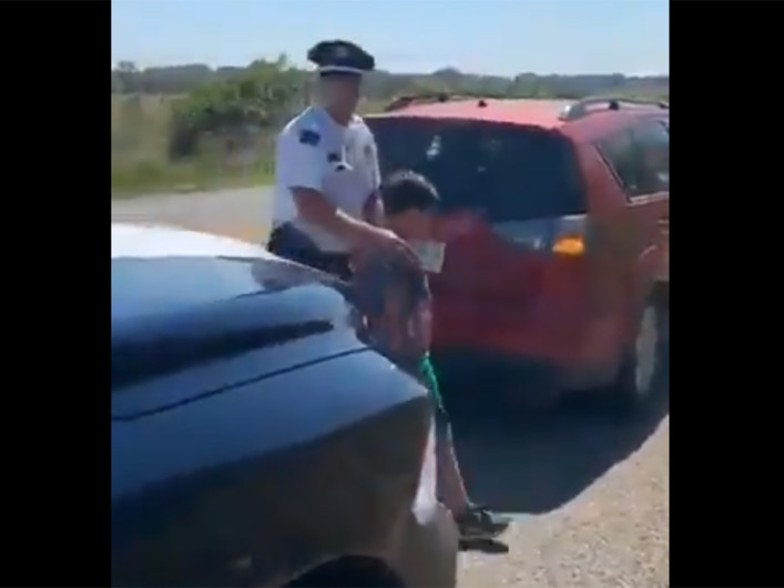 Familia deja a niño en Oxxo