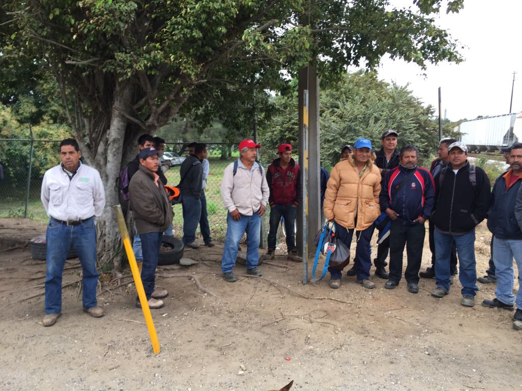 Trabajadores realizan paro de labores, exigen pago de salarios