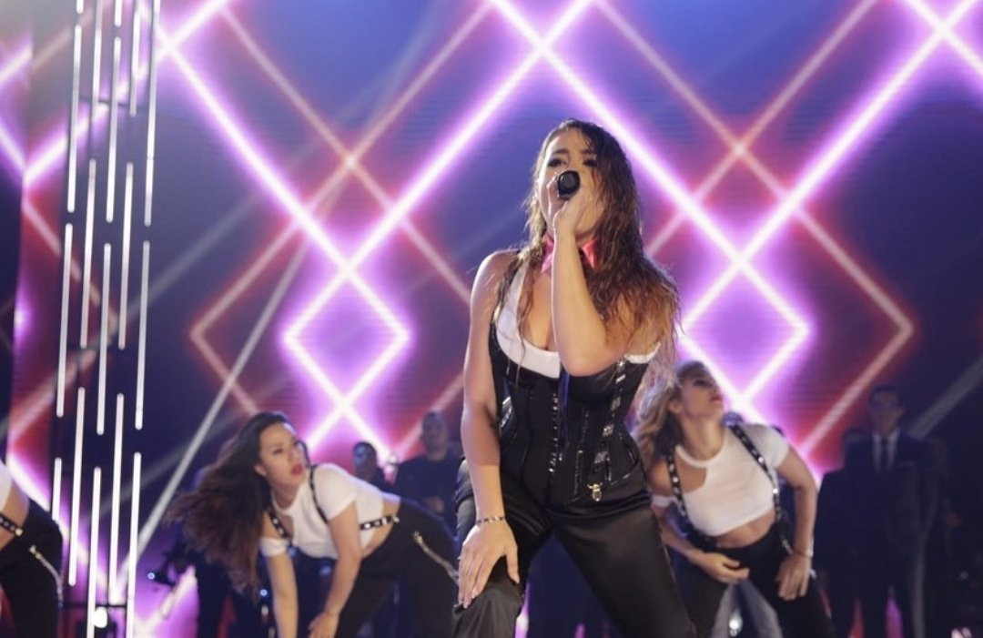 Danna Paola se lució al cantar 'Oye Pablo' con un estilo Britney Spears