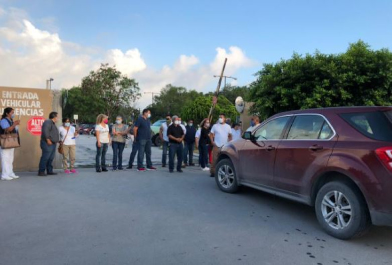 Trabajadores bloquean entrada al director de la Clínica de PEMEX