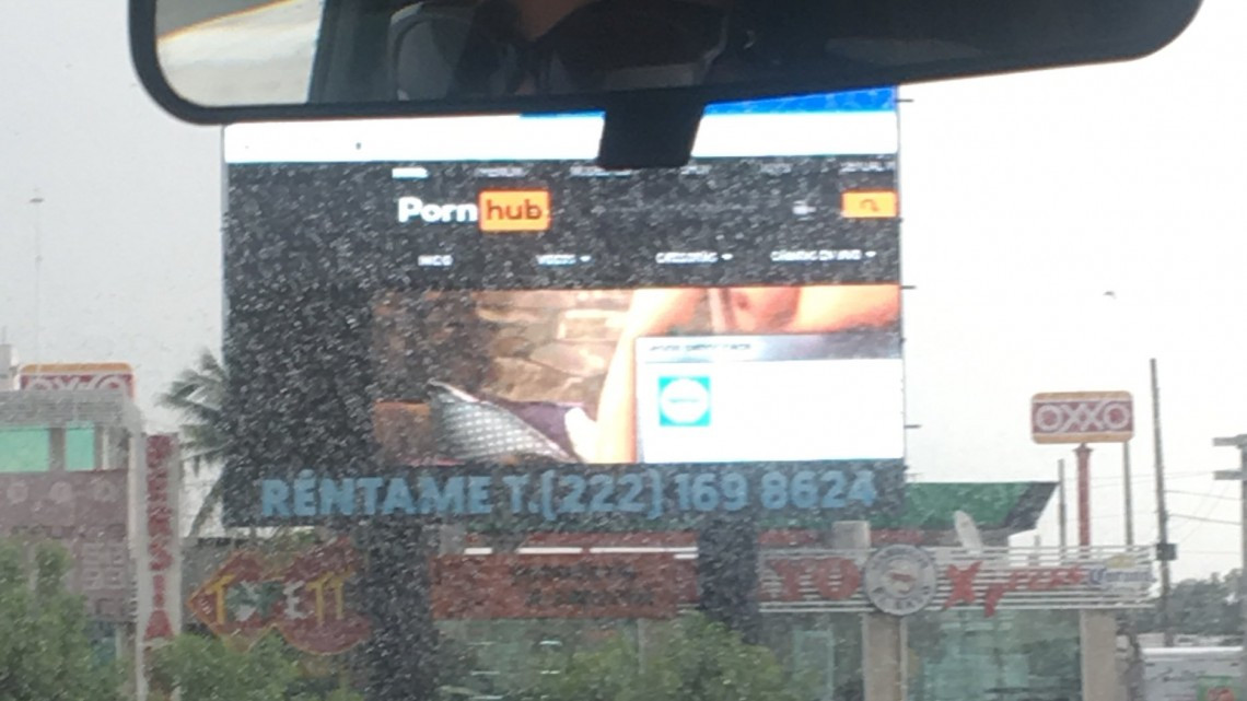 Anuncio publicitario exhibe película para adultos