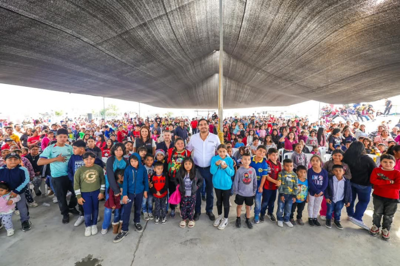 Gozaron en fraccionamiento Miravalle una Navidad Imparable con Carlos Peña Ortiz