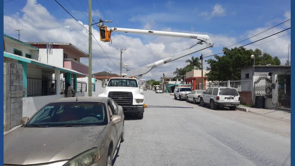 Iluminan cuadrillas más calles de la ciudad 