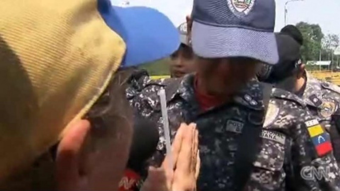Policías en Venezuela lloran ante súplicas de venezolanos