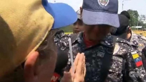 Policías en Venezuela lloran ante súplicas de venezolanos