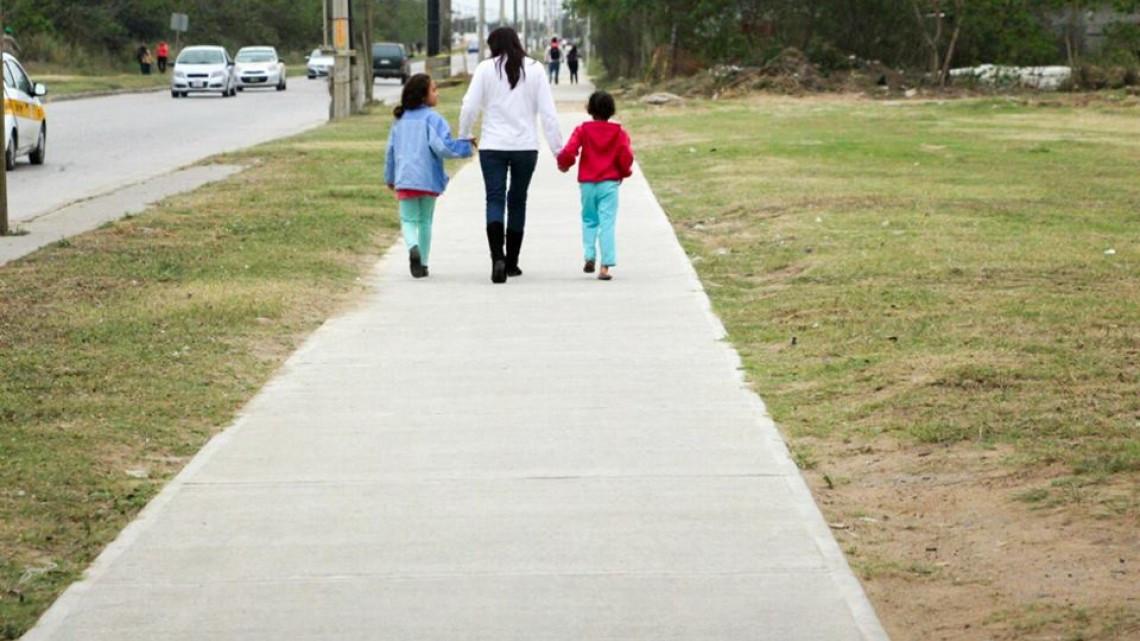 Inauguran construcción de guarniciones y banquetas