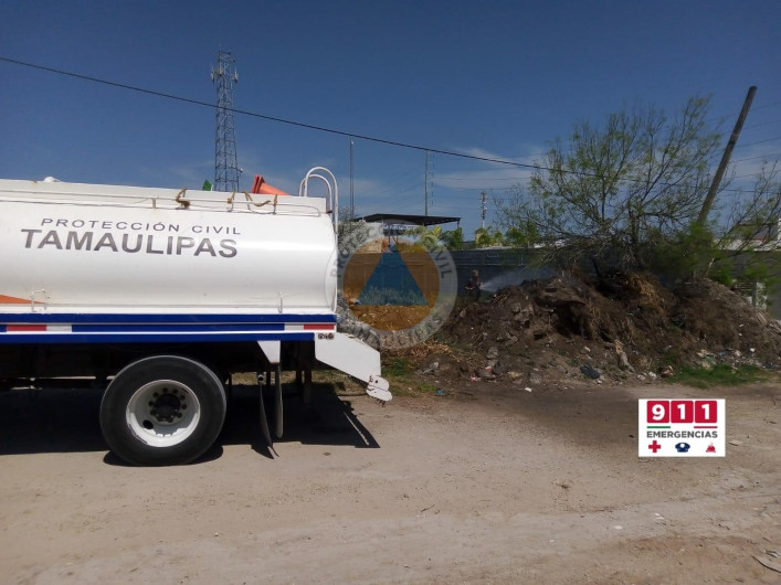 Miembros de Protección Civil controlan incendio de pastizales en Reynosa